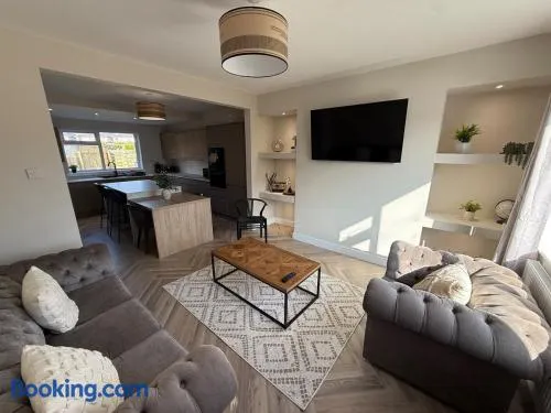 ResiLets - THE NEWLAND Large 5 Bed IDEAL for Contractors Holidaymakers - Image 1