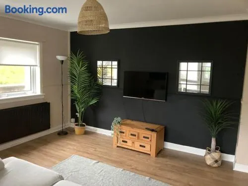 Budget friendly apartment with stairs Near Glasgow airport and Loch Lomond - Image 1