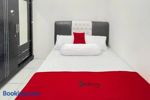 RedDoorz Near Karawang Central Plaza - Image 1