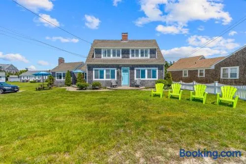 Spacious FamilyOceanfront 6BR Across Craigville Beach - Image 1
