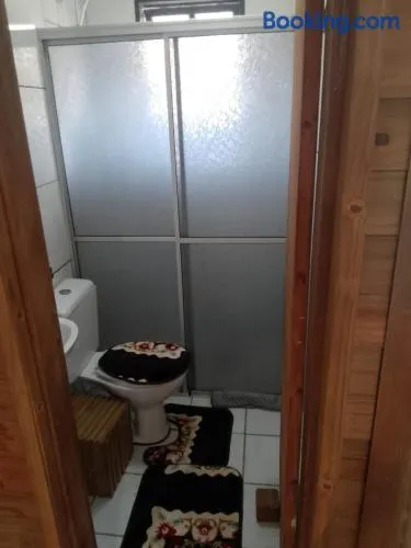 Aconchegante , espaçosa, acomoda 10 pessoas , centralizada perto da praia - Image 1