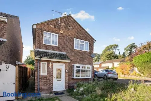 5-Bed House with Garden Near Warner Bros Studios - Image 1