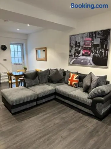Stunning Flat with Parking Free near Sutton Station - Image 1