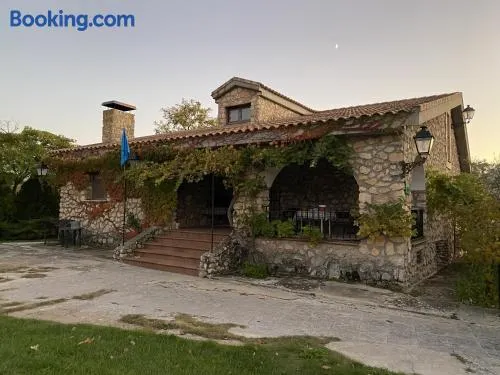 Casa para grupos, privacidad, naturaleza, rio, chimenea, barbacoa, vistas y piscina - Image 1
