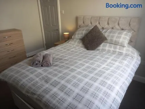 Springfield Gardens - 4 Bedroom House, 8 Beds, Close to J26 M1-A52 - Ilkeston - Long Eaton - Nottingham - Derbyshire - 400Mbs WiFi Free Parking! - Image 1