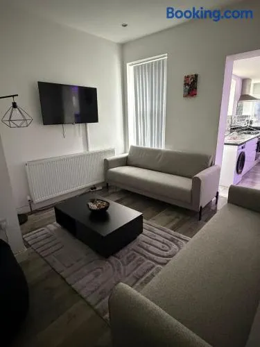 Large 6 Bed 6 Bathroom House - Ideal For Families, Large Groups, Contractors & Business Travellers - Image 1