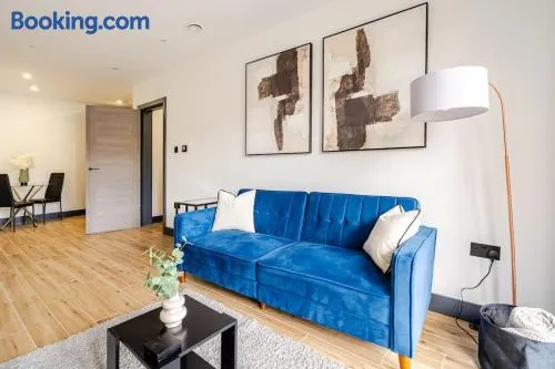 Luxury Apartment Close to Elstree & Borehamwood Station - Image 1