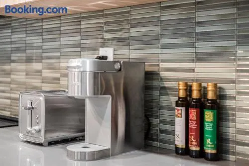 Cozy Spacious 2BR Suite with Parking & Wi-Fi - Image 1