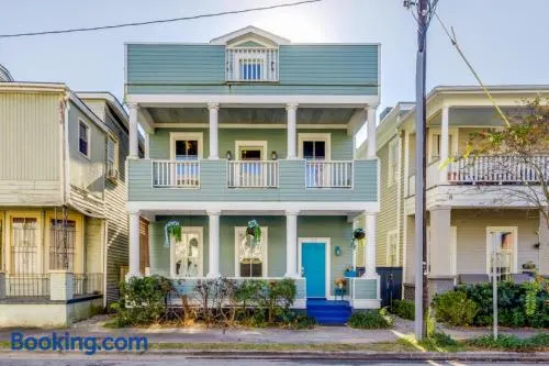 ☆Historic Living•2 Separate Spaces•Downtown•Walk to Forsyth Park•Private Patio/Porch☆ - Image 1