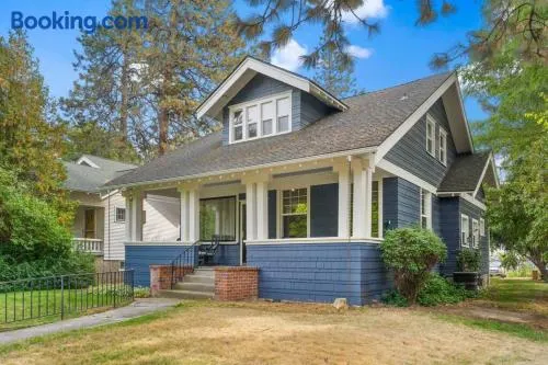 3BR Home Large Kitchen Mins To DwnTwn - Image 1
