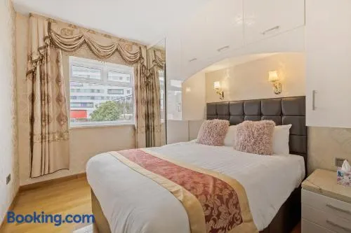 Luxury Oceana Apartment, Central City Centre, Newly Refurbished - Image 1