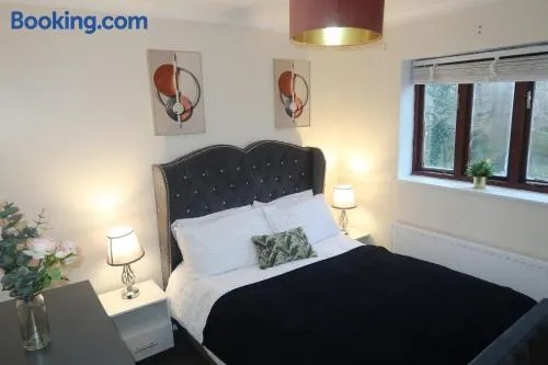 Cozy 3 Bedroom Home with Garden & Free Parking - Milton Keynes - Image 1