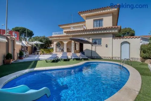 Vela, casa con piscina privada a pocos metros de la playa - Image 1
