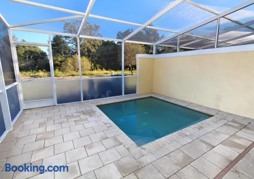 Maison adaptée aux familles avec piscine privée, jacuzzi et barbecue | Vue lac - Image 1