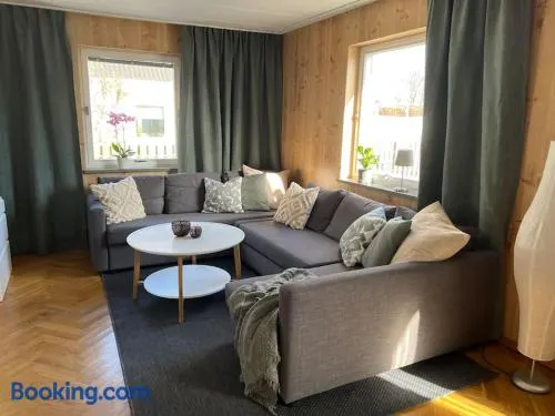 Hus med stor trädgård i lugn miljö nära havet - Image 1