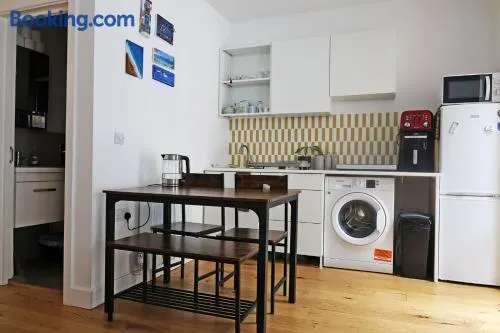 Bright Ground Floor Flat with Free Parking and Balcony Near Stoke Newington - Image 1