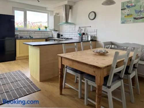 Lovely Spacious Bright Apartment Close To Falmouth Centre - Image 1