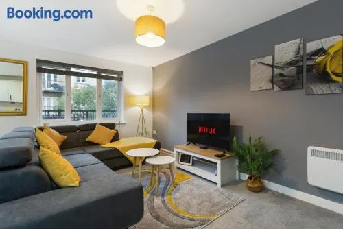 Deluxe 2-Bedroom Serviced Apartment with Free Parking - Image 1