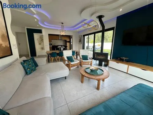 16 personnes - Jacuzzi -Wi-Fi Netflix - Parking - Image 1