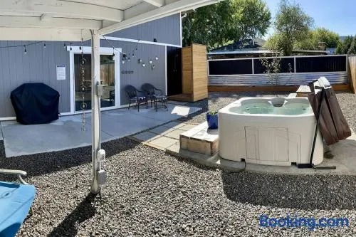 Southern Comfort - Hot tub - Modern - Relaxing - Image 1