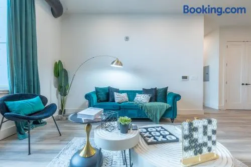 Emerald Escape, Free Parking, 2 Bath, Sleeps 8 Near American Dream and The Airport, King Bed and 2 Queen Beds, Washer and Dryer - Image 1