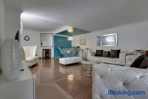 Large 5BR Family Home - Sleeps 10 - Near Wembley & Private Parking - Image 1