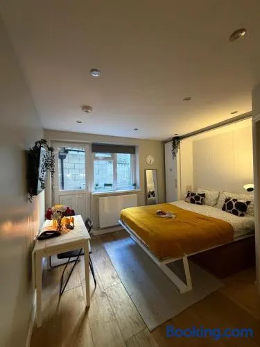 Kastay Cozy New Cross Studio, 1 Min to Trains - Image 1
