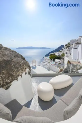 Hommage Suites With Caldera View & Hot tub - Image 1