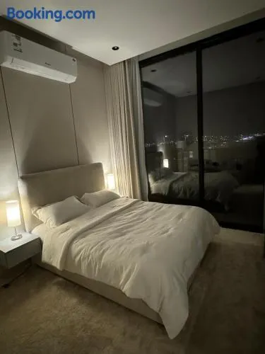 استديو فندقي مع بلكونه في موقع استراتيجي - Image 1