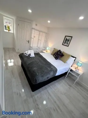 Lichfield City Cathedral Walk 3 Bedroom Coachhouse - Image 1