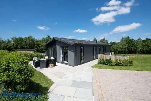 Buttercup Lodge - Relaxing hot tub and Parking - Image 1