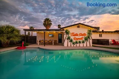 Gorgeous 4-bed home with Golf, Pool, & Hot Tub! - Image 1