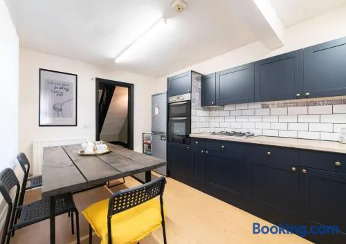 Best Work Stays 4 Bedroom Washer FreeParking - Image 1