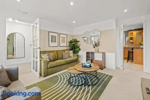 Modern House 6 Beds 3 Car Driveway Parking - Image 1