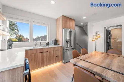 Parkrose Heights Luxury Experience - Image 1