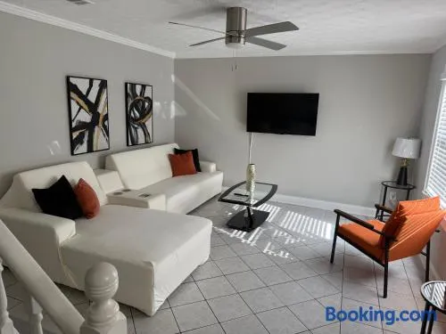 Blissful Townhouse Retreat - Image 1