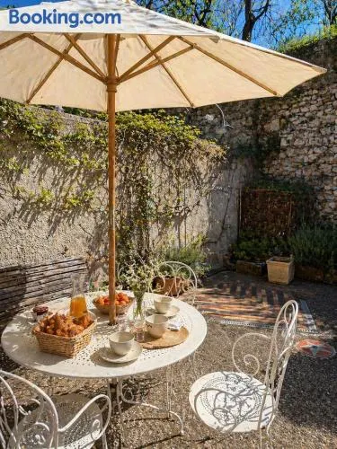 Parenthèse Provençale avec cour charme et pierre - Image 1