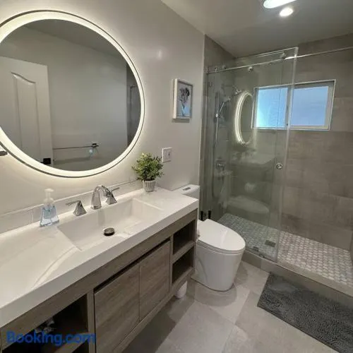 Modern, Renovated 5b/3ba near Apple, Kaiser - Image 1
