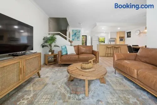 Modern & Stylish 2 Bedroom Townhouse - Image 1
