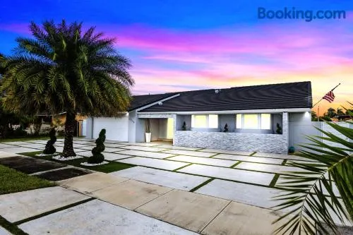 Spectacular Miami Resort - Htd Pool,5 Bdrooms ,MiniGolf, Playground, Baby Items, BBQ - Image 1