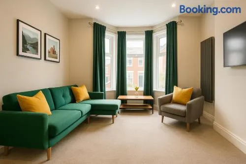 4 Bedroom Spacious House in Cardiff - Image 1