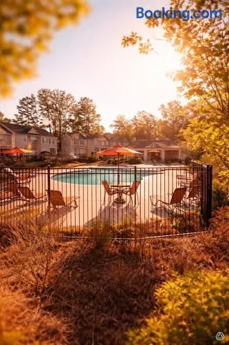 3BR Home 15 Min from Downtown Atlanta Driveway & street parking free - Image 1