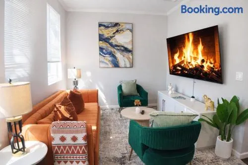 Modern 2BR near NYC, Transportation right outside - Image 1