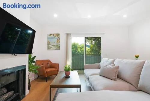 2BR Plus Bonus Room and Pool Access Near Universal Studios - Image 1