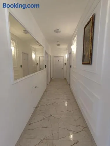 AIRPORT APARTMANI HAPPY HOUSE free parking & early check-in - Image 1