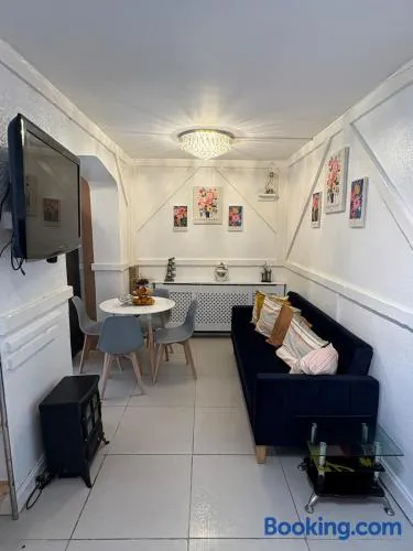 Modern House -contractors and family sleep 7 with parking - Image 1