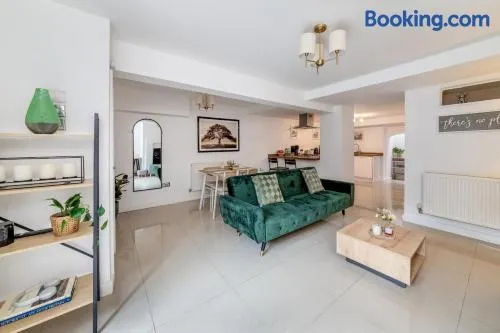 Trendy One Bedroom Apartment - Image 1