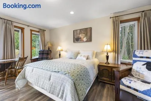 Ackerview Guesthouse Bed and Breakfast - Image 1