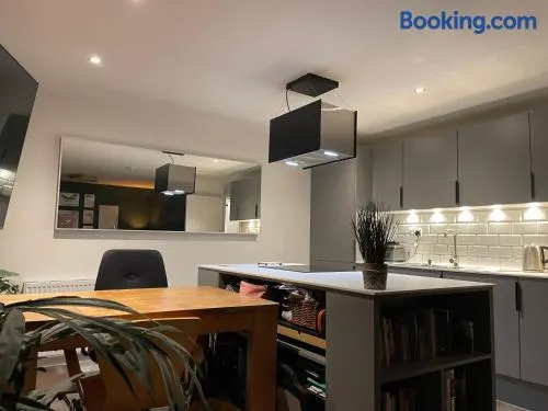 Canal View Retreat Modern Apartment - Image 1