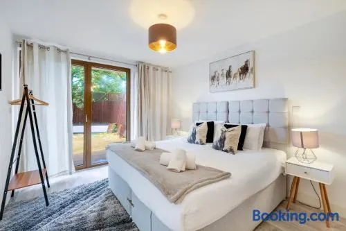 Multiple 2-Bedroom Apartments near Harry Potter Studios - 2-Minute walk to Bushey Station - 20 Minutes to London Euston - Ideal for Families & Business - Free Parking - Image 1